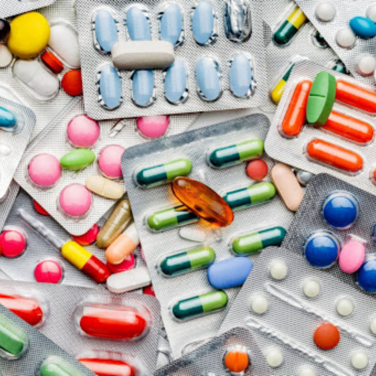 Les traitements médicamenteux antihypertenseurs : plusieurs classes de médicaments peuvent être associées.